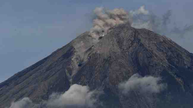 Status Siaga, Gunung Semeru Alami Erupsi dan Gemuruh 