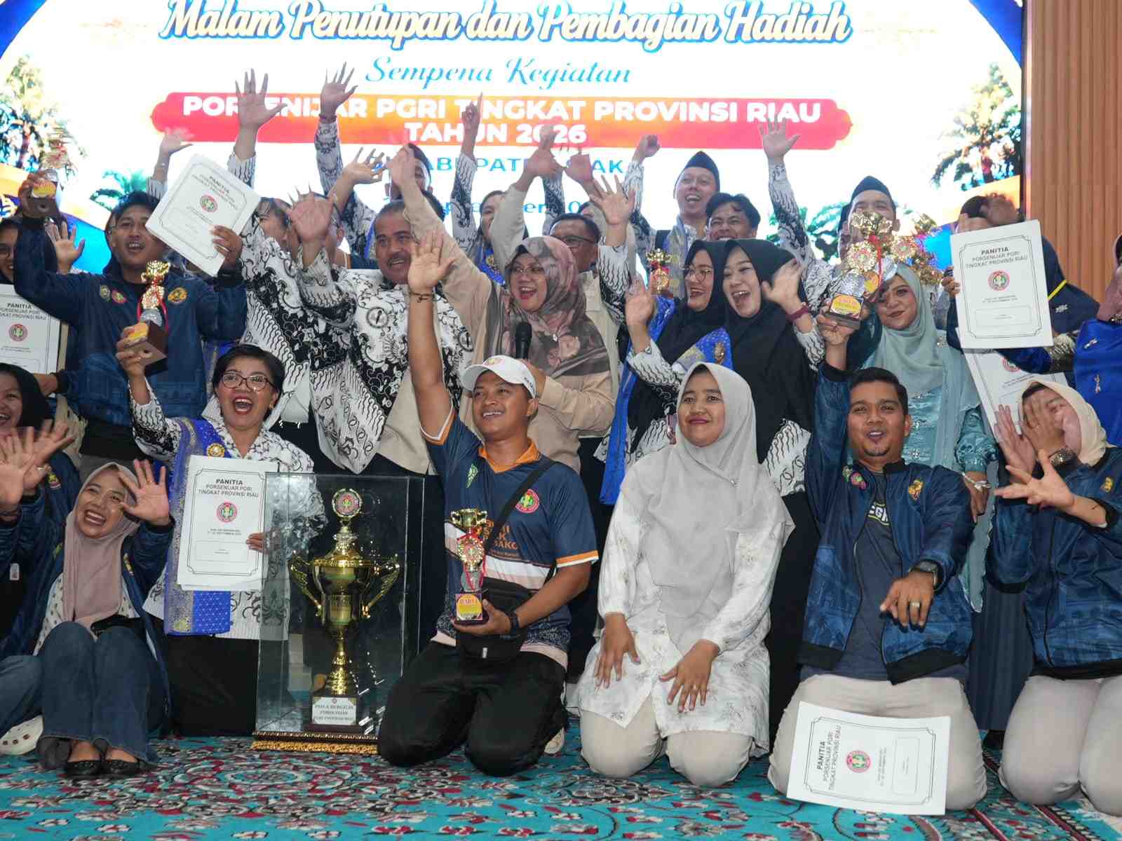 Raih Tujuh Emas, Siak Juara Umum PORSENIJAR PGRI Riau 2026