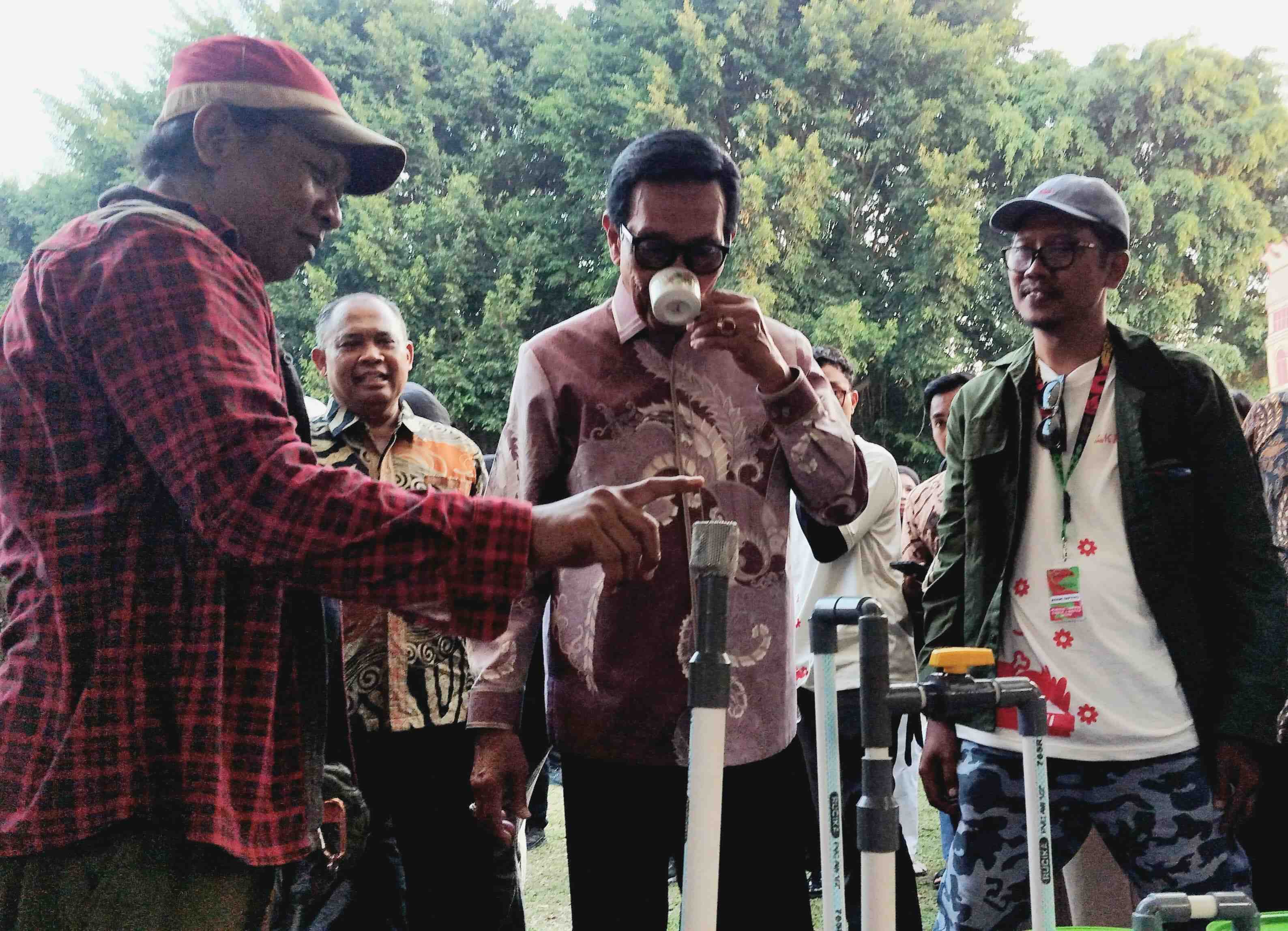 Gubernur DIY Sri Sultan Hamengku Buwono X Ngunjuk Air Hujan Hasil Olahan Elektrolisa