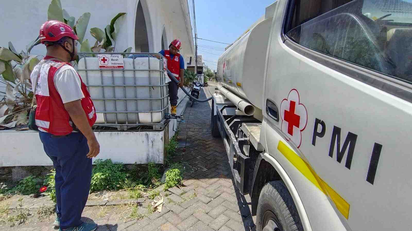 Kekeringan Meluas di Jember, Warga Jubung Mulai Andalkan Pasokan Air PMI
