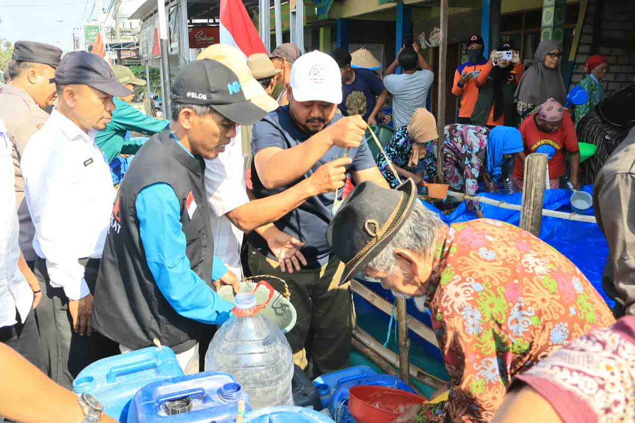 Gresik Salurkan 77 Ribu Liter Air Bersih untuk Warga Terdampak Kekeringan