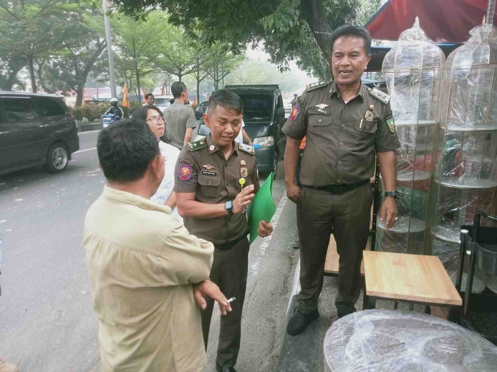 Trotoar Jalan Sudirman Dipakai Berdagang, Satpol PP Temukan Sembilan Pelanggaran