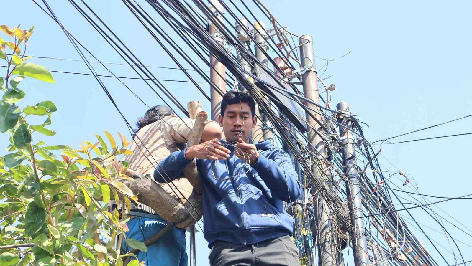 Pemkab Buleleng Tertibkan Kabel Fiber Optik Semrawut di Singaraja