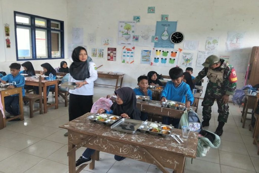 Babinsa Kangean Kawal Distribusi 14.954 Porsi MBG di Arjasa dan Kangayan
