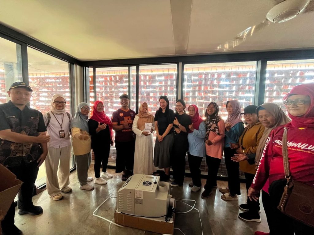 Pasang PLTS 12 kWh, Microlibrary Pringwulung Sleman Pasok Listrik Budidaya Jamur