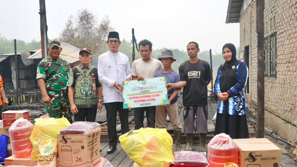 Wabup Balangan Salurkan Bantuan untuk Korban Kebakaran di Lampihong Selatan