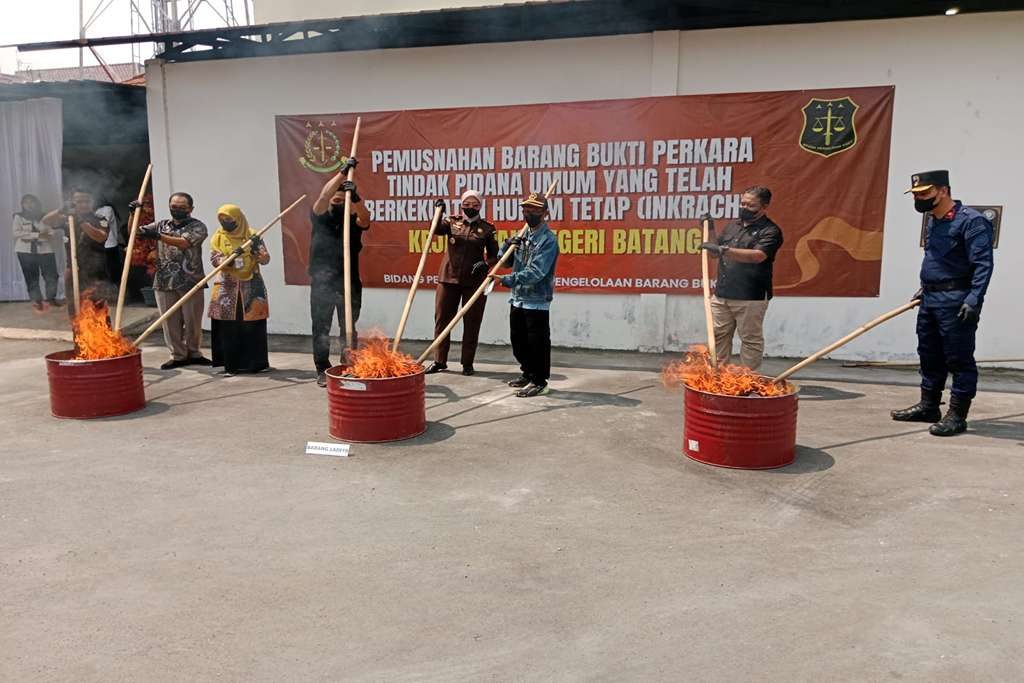 Kejari Batang Musnahkan 557 Barang Bukti Kejahatan, Kasus Narkoba dan Senjata Tajam