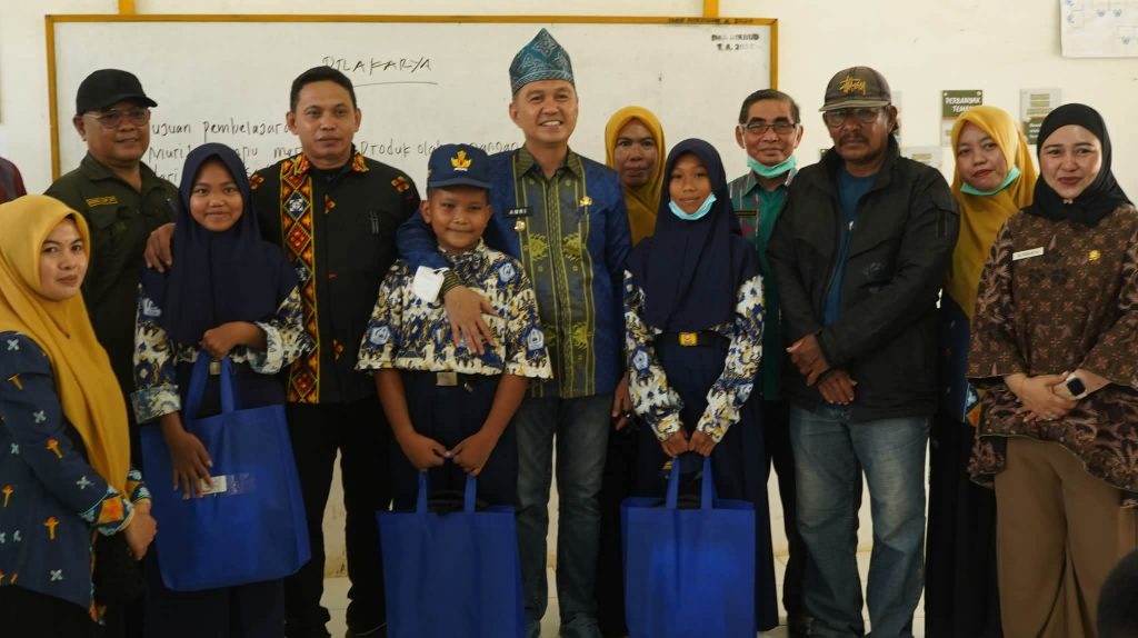 Pemkab Kolaka Bantu Seragam Sekolah bagi Siswa dari Keluarga Kurang Mampu