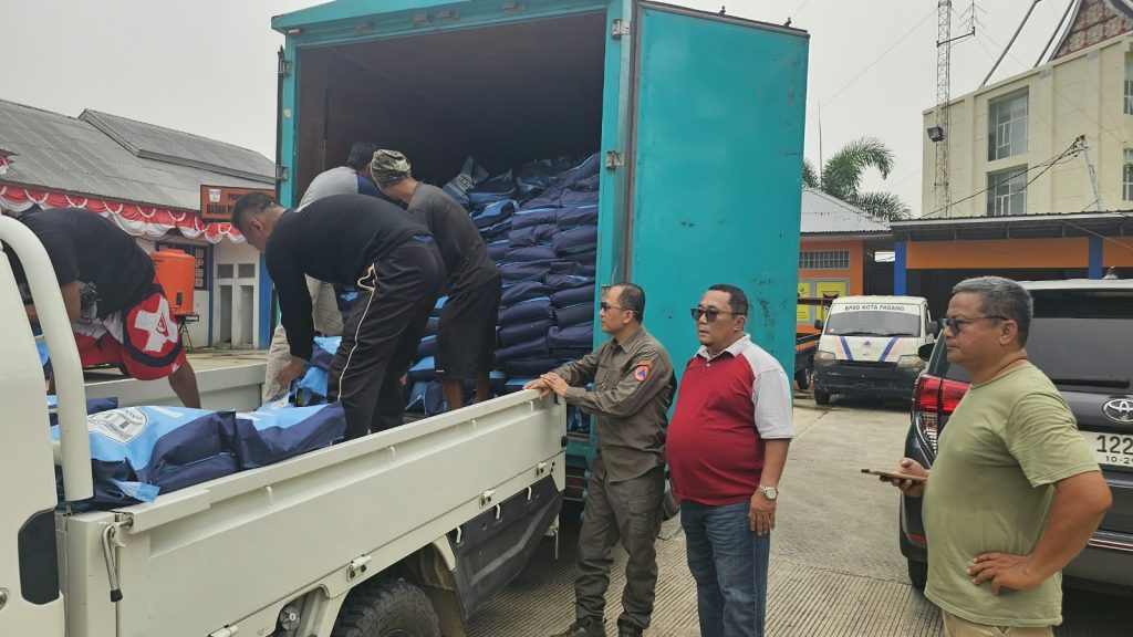 Wapres Salurkan 1.700 Paket Sembako untuk Warga Terdampak Banjir Padang