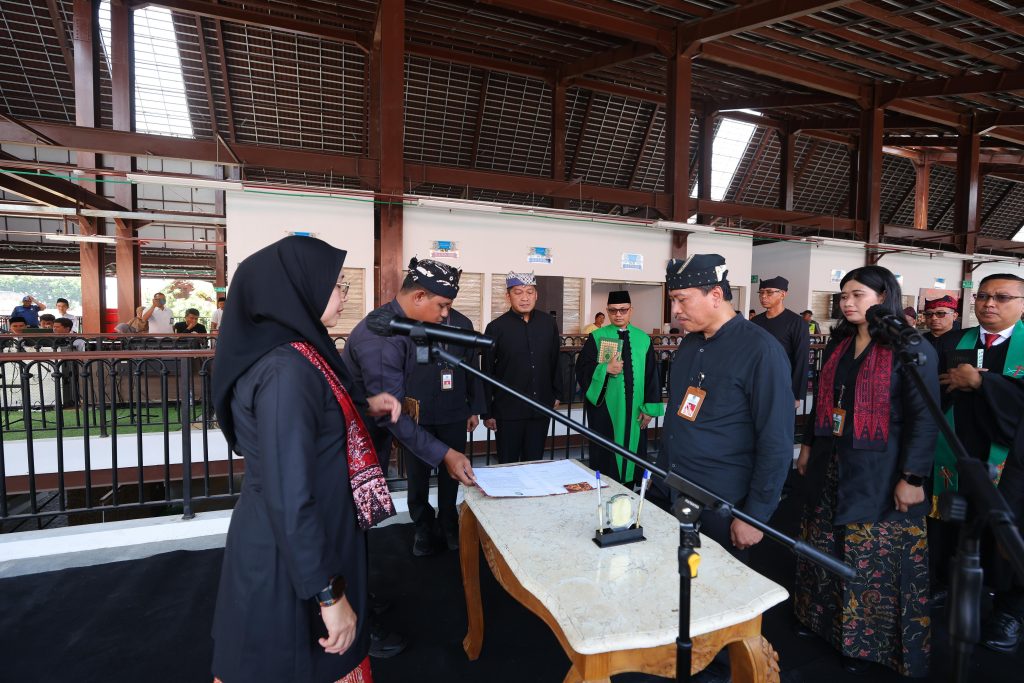 Bupati Lantik 68 Pejabat, Minta Birokrasi Banyuwangi Lebih Responsif