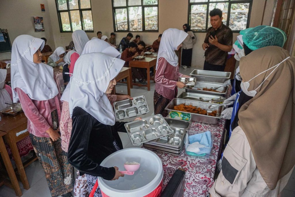 Keceriaan Siswa SLB B YPAC Banda Aceh Menyambut MBG