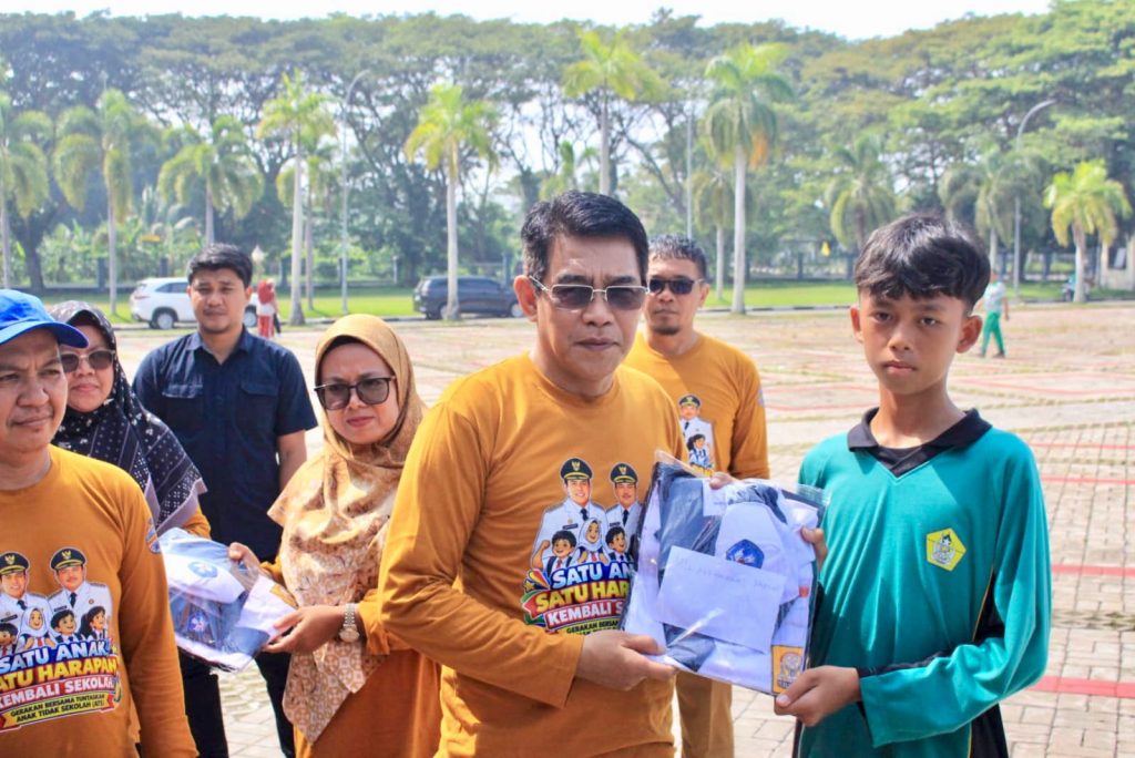 Ribuan Siswa MTs Parigi Moutong Terima Seragam Gratis dan Bantuan Bencana