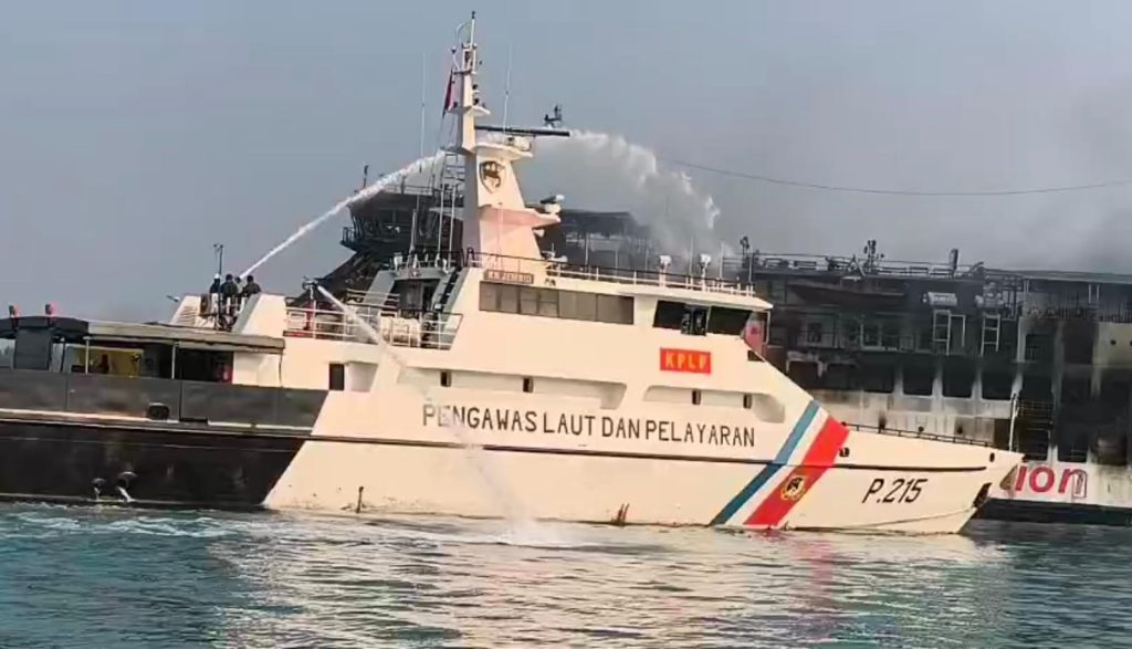 Pemadaman KMP Batumandi Tuntas, Kemenhub Kerahkan KN Trisula untuk Pendinginan