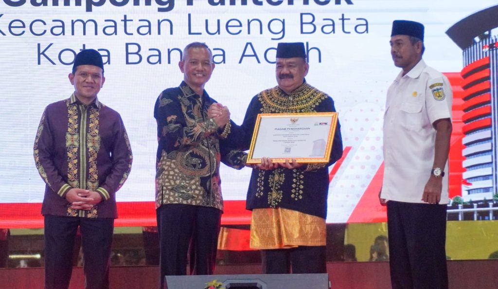 Gampong Panteriek Terima Penghargaan Desa Percontohan Antikorupsi dari KPK