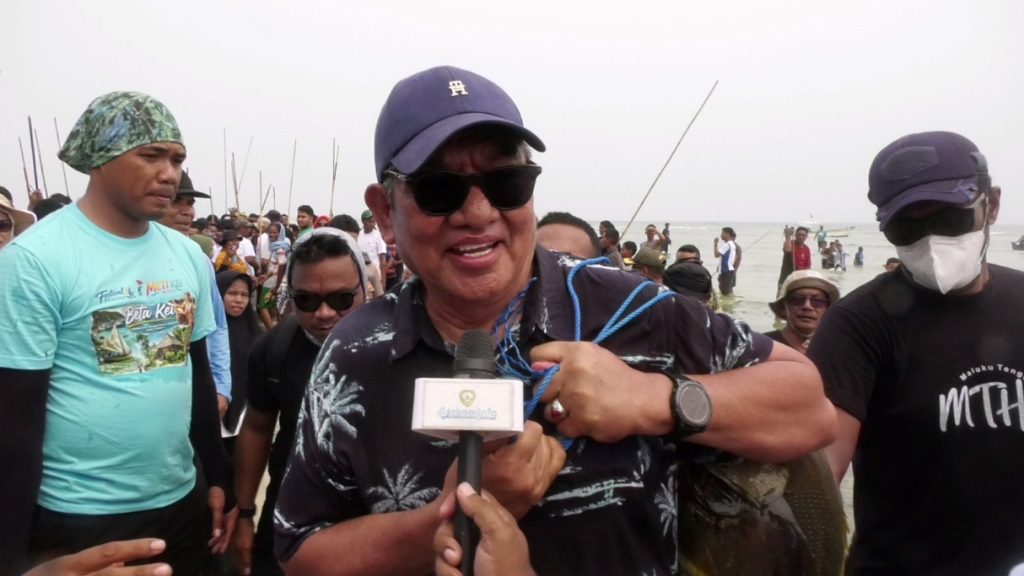 Unik! Warga Kei Tangkap Ikan dengan Tali dan Daun Kelapa di Festival Meti Kei 2026