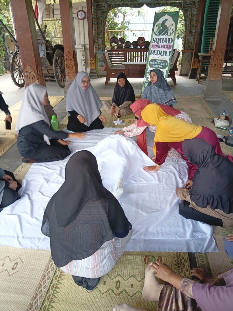 Bekali Kemandirian Warga, Ibu Rumah Tangga Condongcatur Sleman Kuasai Keterampilan Pemulasaraan Jenazah