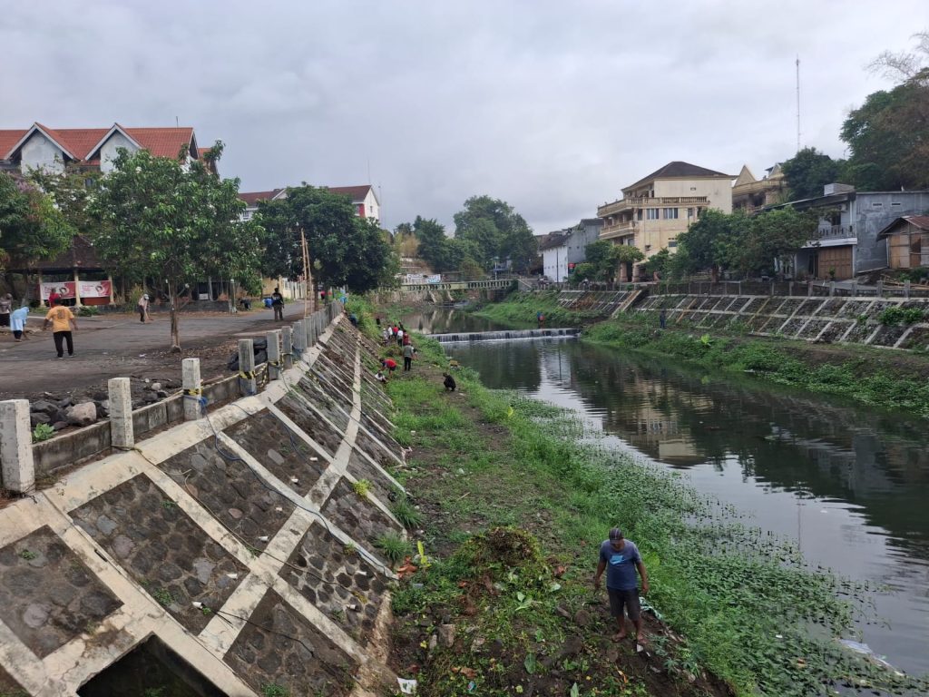 Kebut Revitalisasi Ekologi, Warga Bersihkan Aliran Sungai Code dan Sungai Boyong