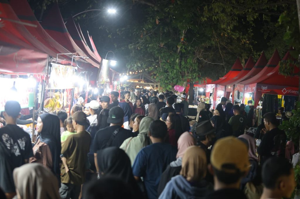 Dari Es Jeruk hingga Kaus, Pedagang Banyuwangi Raup Untung Berkat Gandrung Sewu 2026