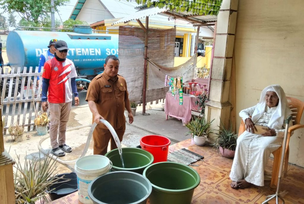 Dinsosdukcapil Salurkan 25 Ribu Liter Air Bersih untuk Warga Terdampak Kekeringan