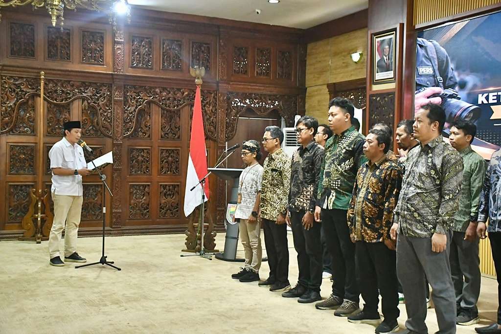 Lantik Pengurus PWI Batang, Bupati Faiz Tekankan Pentingnya Hati Nurani di Era AI