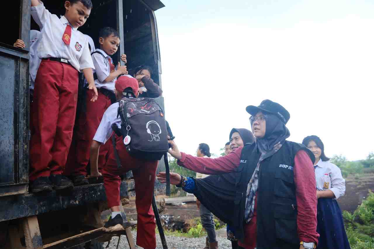 Bupati Siak Tinjau Kondisi Guru dan Pelajar di Wilayah 3T