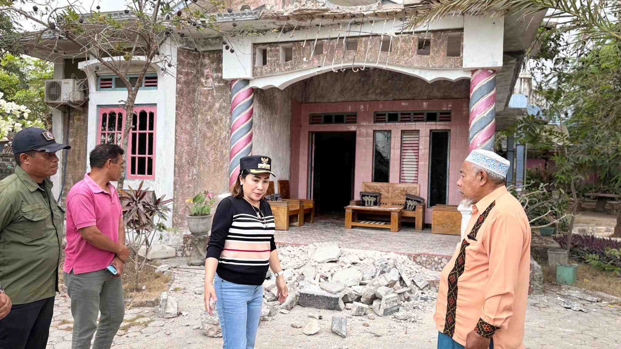  Sambangi Warga Terdampak Gempa, Bupati SBD Pastikan Penanganan Darurat