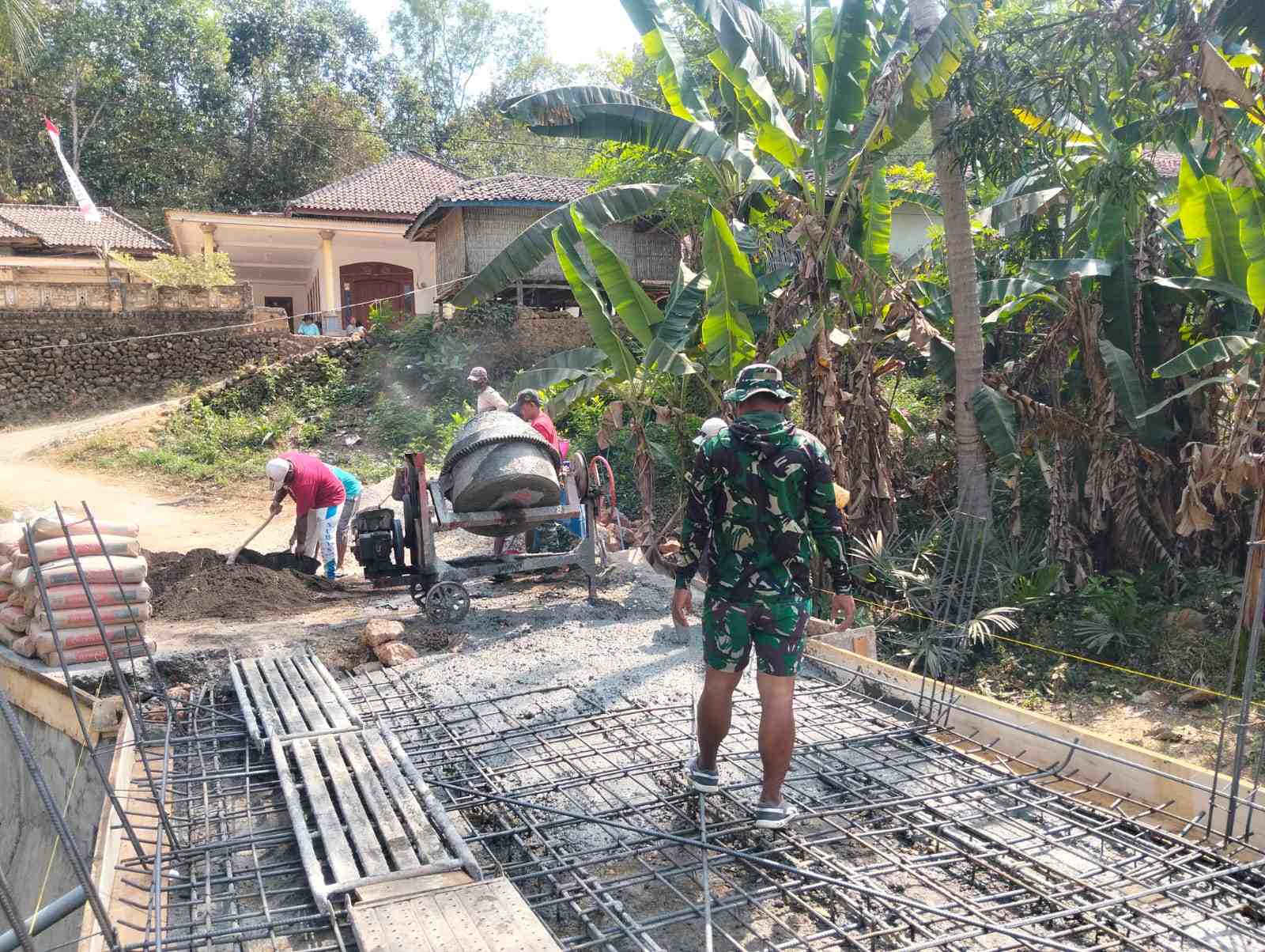 Jembatan Beton Desa Mandala Sumenep Mulai Dicor, TNI dan Warga Gotong Royong