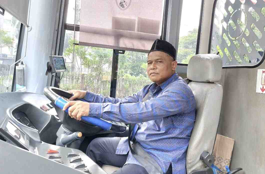 Sularman, Driver Shuttle Gratis yang Bangga Antar Suporter Timnas ke SUGBK