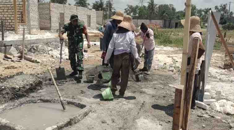 Babinsa dan Warga Sumenep Gotong Royong Bangun Rumah
