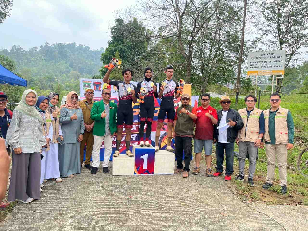 Tim Balap Sepeda Padang Raih Emas Cross Country Relay Porprov Sumbar 2026