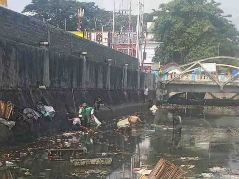 DLH Ternate Rutin Bersihkan Kali di Gamalama Cegah Risiko Banjir