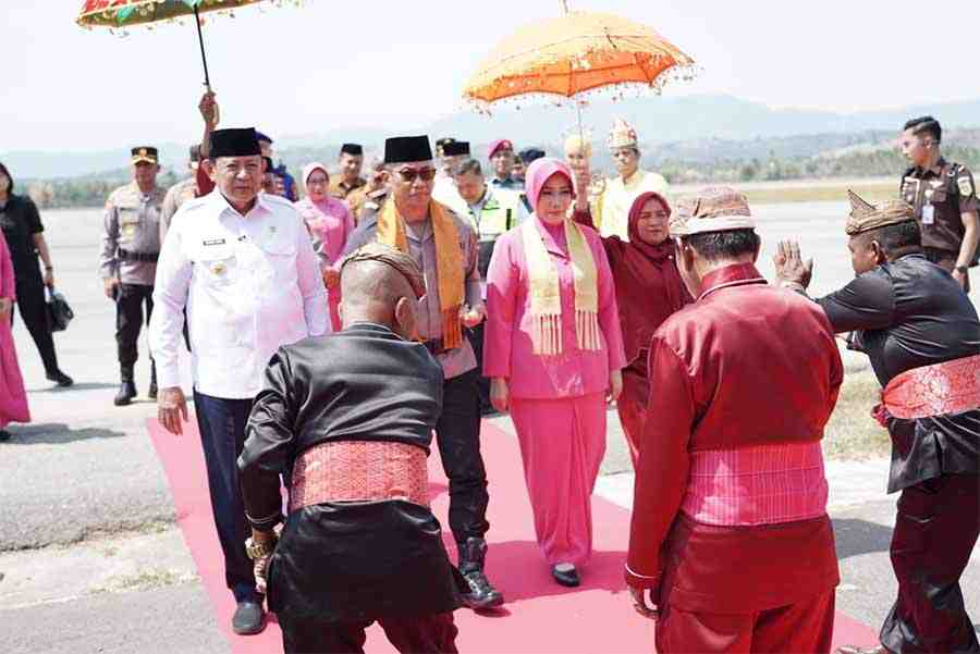 Kapolda Gorontalo  Disambut  Adat Mopotilolo