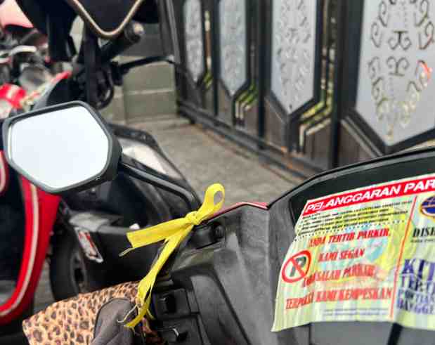 Dishub Kota Pontianak Pasang Stiker Peringatan Larangan Parkir di Trotoar