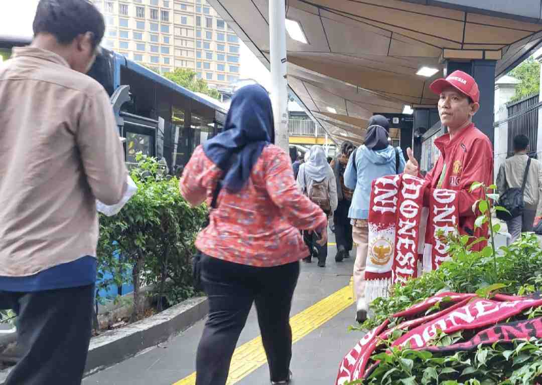 Ramai Penonton Timnas, Pedagang Atribut di Palmerah Kecipratan Cuan