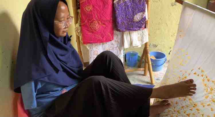 Mahakarya Batik Samparan, Dedikasi Ibu Trimah Melukis Keindahan Melalui Ujung Kaki
