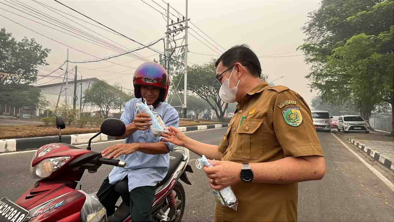 Lindungi Warga dari Kabut Asap, Pemkot Palangka Raya Bagikan Masker dan Suplemen