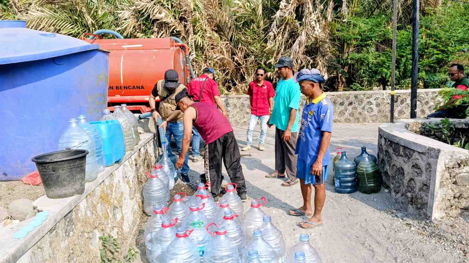 Ringankan Beban 33 Jiwa di Tempel, Pemkal Margorejo dan BPBD Salurkan Pasokan 5.000 Liter Air Bersih