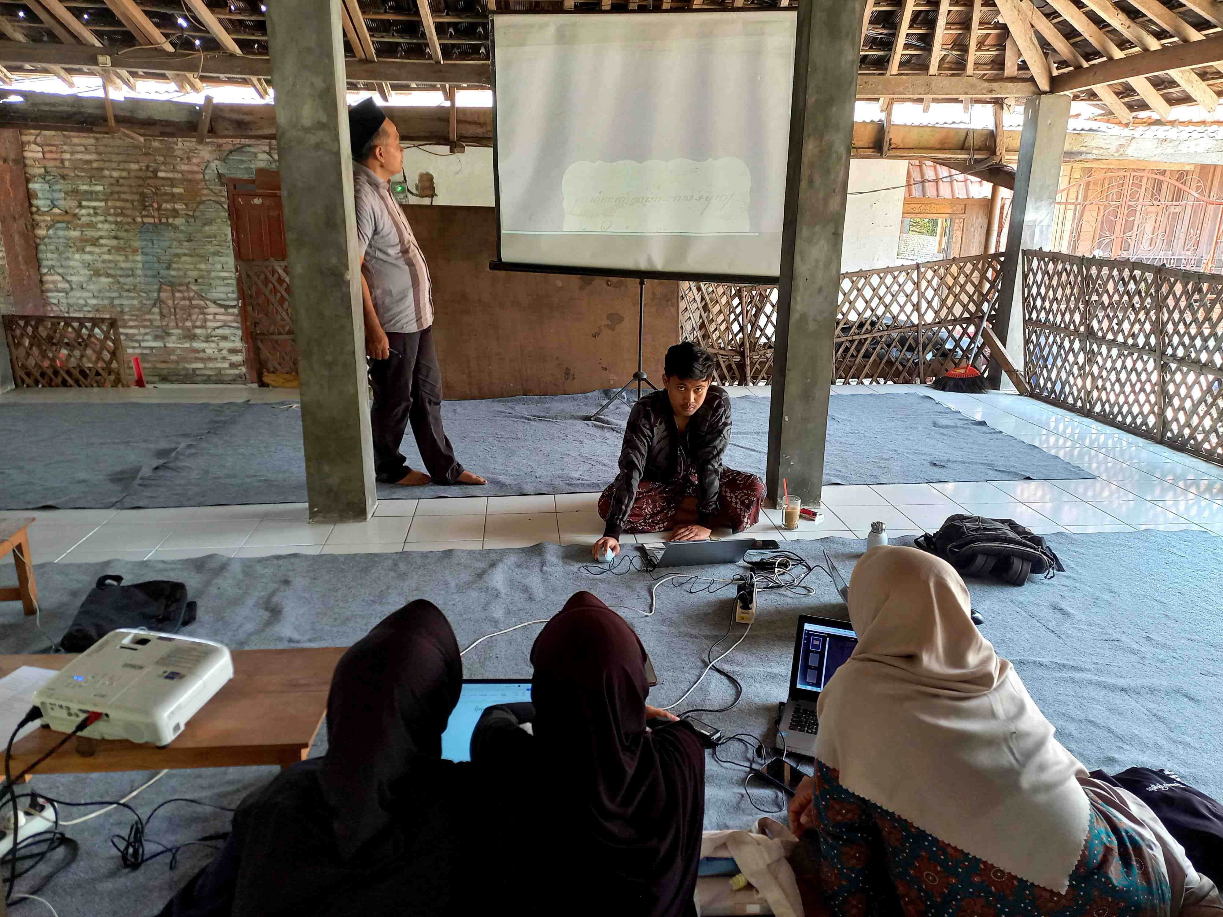 Warga Gamping Sleman Antusias Praktik Instal Font Aksara Jawa di Ponsel Pintar