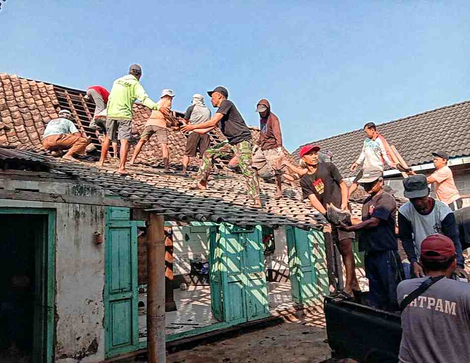 Gotong Royong, Warga Tamanan Sleman Pertahankan Tradisi Sambatan Bangun Rumah Tetangga